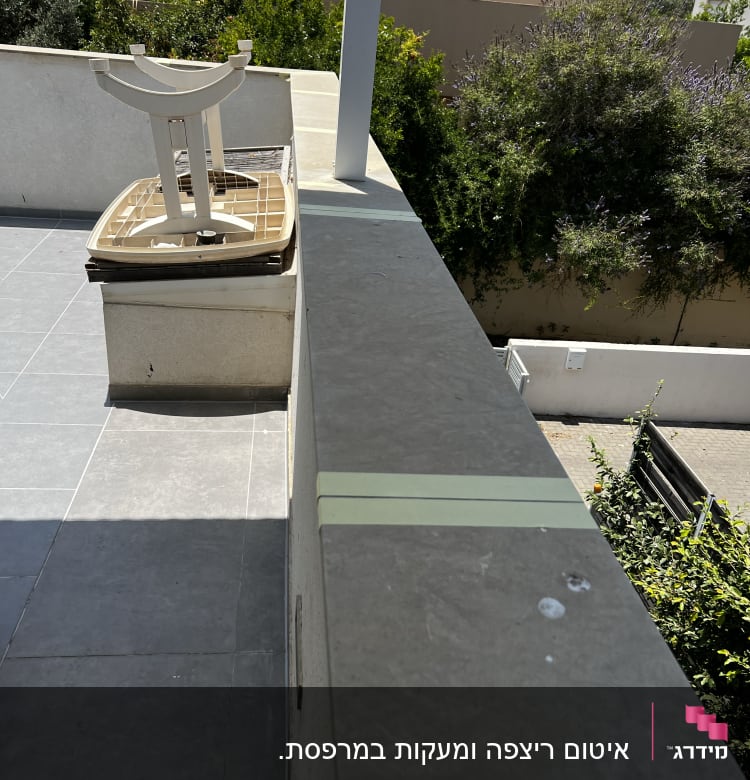 סרט דבק צהוב על מעקה בטון לאיטום